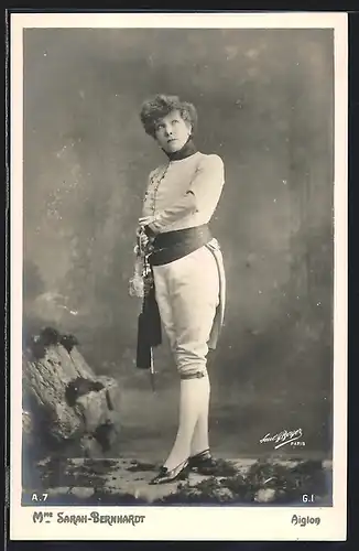 AK Schauspielerin Sarah Bernhardt im Kostüm mit Degen