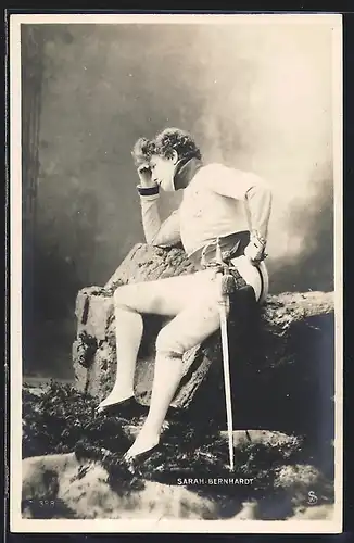 AK Schauspielerin Sarah Bernhardt im Fechter-Kostüm mit Degen