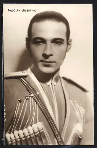 AK Schauspieler Rudolph Valentino mit starkem Blick in die Kamera