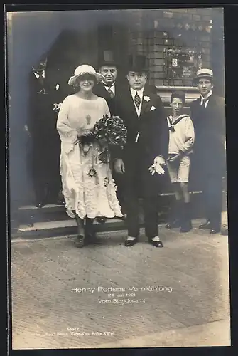 AK Schauspielerin Henny Porten während ihrer Vermählung vor dem Standesamt 1921