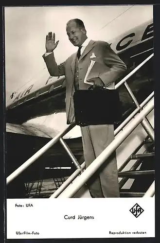 AK Schauspieler Curd Jürgens auf der Treppe eines Flugzeuges