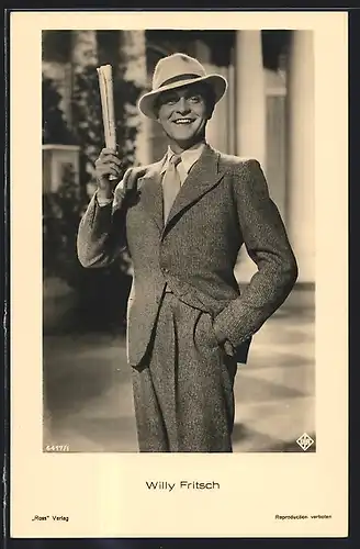 AK Schauspieler Willy Fritsch mit Zeitung in der Hand