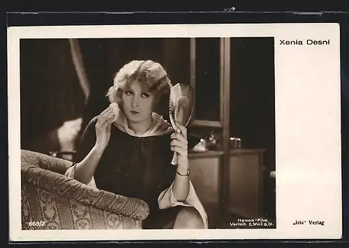 AK Xenia Desni, Portrait der Schauspielerin mit Handspiegel