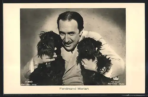 AK Schauspieler Ferdinand Marian mit zwei schwarzen Hunden