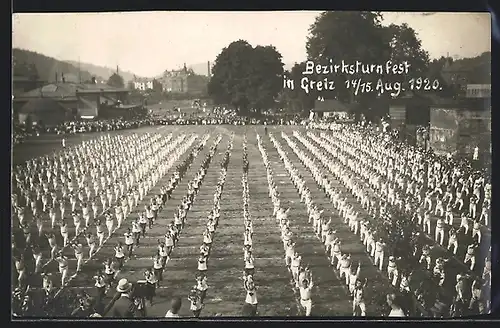 Foto-AK Greiz, Bezirksturnfest 1920, Turner auf dem Sportplatz