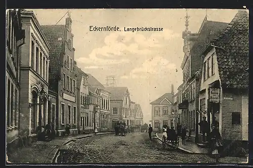 AK Eckernförde, Langebrückstrasse mit Lederhandlung, Kutschen und Passanten