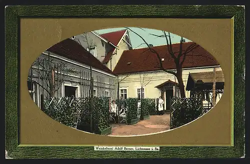 Passepartout-AK Lichtensee /Sa., Gasthaus Weinkelterei Adolf Berner, Hofansicht mit Familie