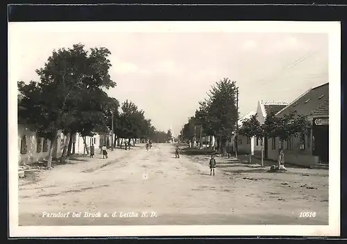 AK Parndorf bei Bruck a. d. Leitha, Strassenpartie im Ortskern