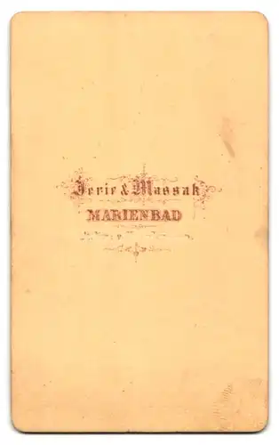 Fotografie Jerie & Massak, Marienbad, Elegante Dame blickt fragend zur Seite