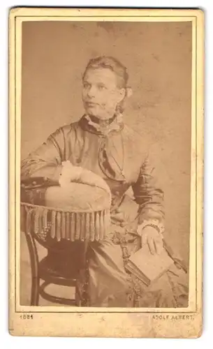 Fotografie Adolf Albert, Bodenbach, Hübsche Frau im eleganten Kleid und mit Buch in der Hand