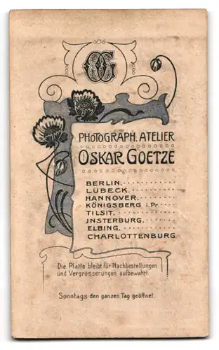 Fotografie Oskar Goetze, Berlin, Petersburger Str. 11, Niedliches kleines Mädchen im Wintermantel und mit Mütze u. Schal