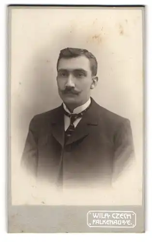 Fotografie Wilhelm Czech, Falkenau a. Eger, Bahnhofstrasse 19, Junger brünetter Herr mit Schnurrbart und Krawatte