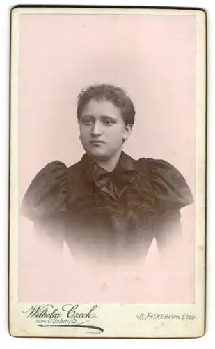 Fotografie Wilhelm Czech, Falkenau a. Eger, Bahnhofstrasse 18, Hübsches junges Mädchen im schwarzen Kleid mit Puffärmeln