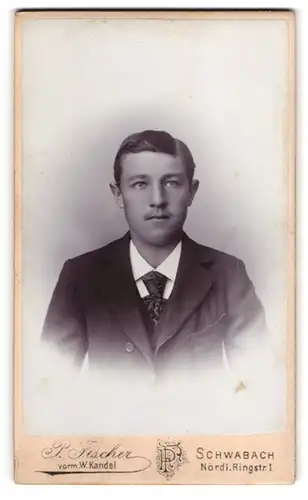 Fotografie P. Fischer, Schwabach, Nördl. Ringstr. 1, Junger gutaussehender Mann mit Seitenscheitel, Hemd und Krawatte