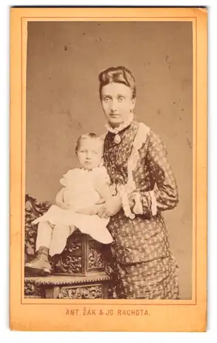 Fotografie Ant. Zak & JG. Rachota, Prag, Wenzelsplatz 49, Elegante Dame posiert mit ihrer süssen kleinen Tochter