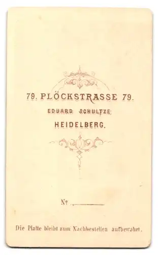 Fotografie Eduard Schultze, Heidelberg, Plöckstrasse 79, Hübsches Mädchen lächelt mit zusammengekniffenen Lippen