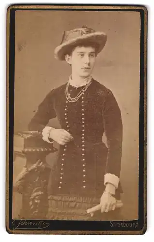 Fotografie Emile Schweitzer, Strasbourg, 7. Place Kleber, Junge Frau mit Hut und Perlenkette
