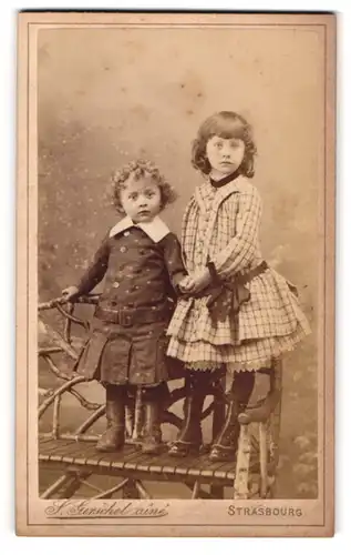 Fotografie Gerschelaine, Strasbourg, Kinderspielgasse 56, Zwei süsse kleine Mädchen mit grossen neugierigen Augen