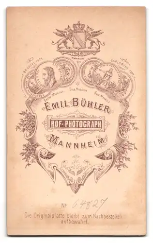 Fotografie Emil Bühler, Mannheim, Hübsche gutbürgerliche Dame mit Hochsteckfrisur und Brosche