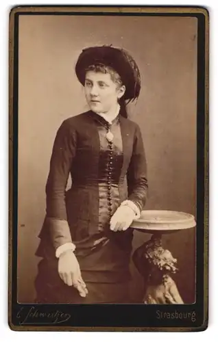 Fotografie Emile Schweitzer, Strasbourg, 7. Place Kleber, Junge attraktive Frau mit Hut und lässiger Pose