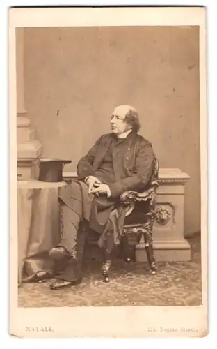 Fotografie Mayall, London, Portrait Walter Kerr Hamilton, Bischof von Salisbury im Anzug mit Zylinder