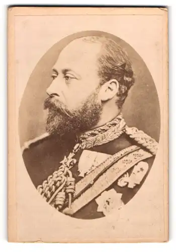 Fotografie unbekannter Fotograf und Ort, Portrait König Edwart VII. von Grossbritannien in Uniform mit Ordenspange