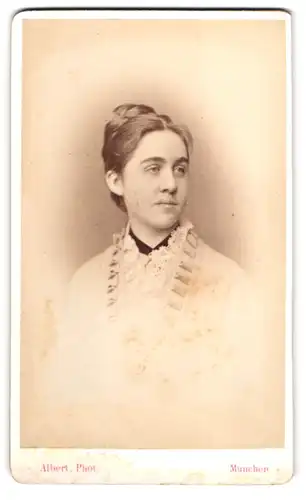 Fotografie Albert Phot., München, Gabriele von Heinleth, Tochter von Adolf von Heinleth (bayr. General der Infanterie)