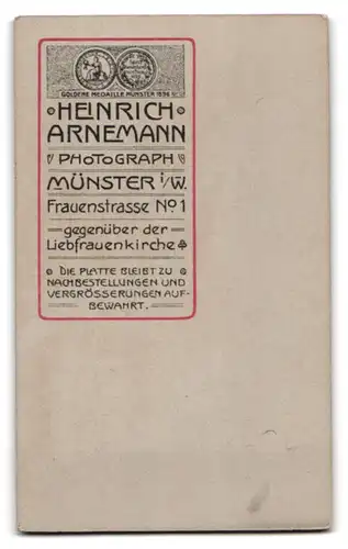 Fotografie H. Arnemann, Münster i. W., junger Student im vollen Wichs mit Schläger und Biertönnchen, Zirkel am Couleur