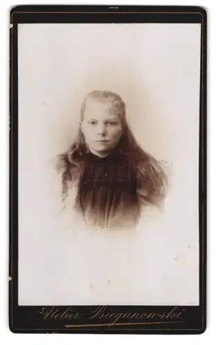 Fotografie Atelier Bieganowski, München, junges Mädchen im dunklen kleid mit offenen blonden Haaren