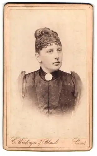 Fotografie C. Wedinger & Blasel, Linz, junge Dame im dunklen Kleid mit gestylten friesierten Haaren