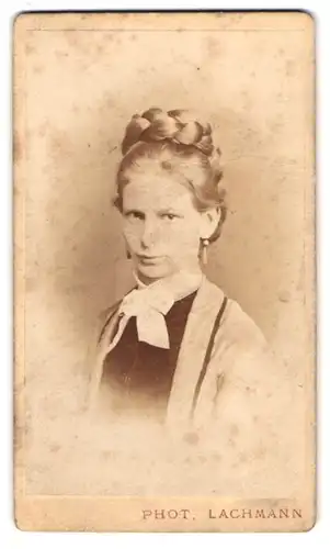 Fotografie Lachmann, Prag, junge Frau im Kleid mit hochgesteckten geflochtenen Haaren und Ohrringen