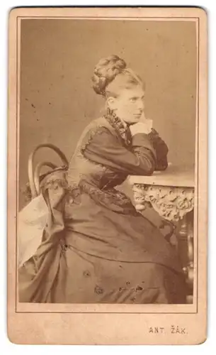 Fotografie Ant. Zak, Prag, junge tschechische Dame im Gründerzeitkleid mit geflochtenen hochgesteckten Haaren