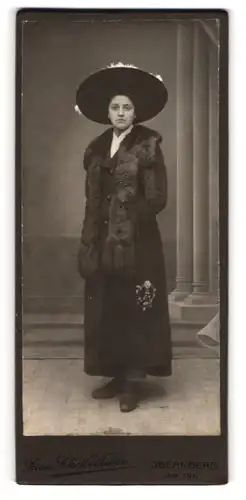 Fotografie Franz Scheibelhuber, Obernberg am Inn, junge Frau im schwarzne Kleid mit Pelzschal und breitem Hut