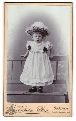 Fotografie Wilhelm Stein, Berlin, niedliches kleines Mädchen im weissen Sommerkleid mit Hut