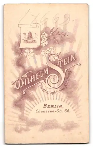 Fotografie Wilhelm Stein, Berlin, niedliches kleines Mädchen im weissen Sommerkleid mit Hut