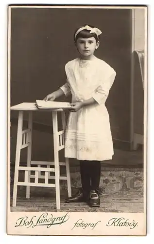 Fotografie Boh. Landgraf, Klatovy, junges Mädchen im weissen Kleid mit Haarband samt Schleife