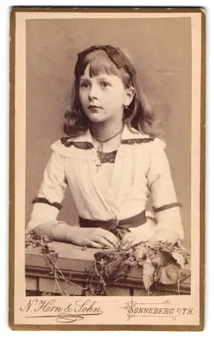 Fotografie N. Horn & Sohn, Sonneberg i. Th., junges Mädchen Charl. Roth im Sommerkleid mit Schleife im Haar und Kruzifix