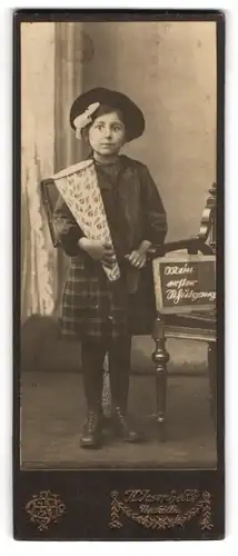 Fotografie H. Joseph & Co., Neukölln, junges Mädchen zur Einschulung mit Zuckertüte und Ranzen, Mein erster Schultag