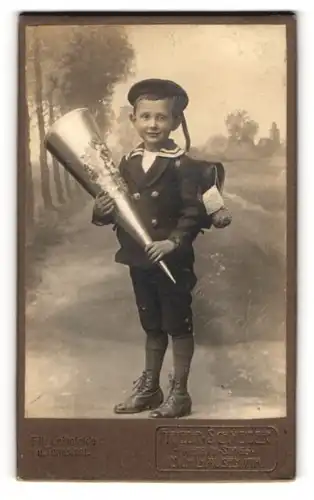 Fotografie Friedr. Schneider, Mühlhausen i. Th., junger Knabe zum Schulanfang mit Zuckertüte und Ranzen