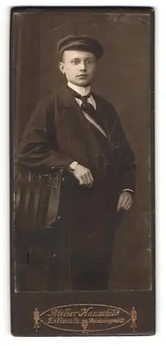 Fotografie Atelier Hauschild, Zittau i. Sa., sächsischer Student Fritz im Nadelstreifenanzug Couleur und Zwickerbrille