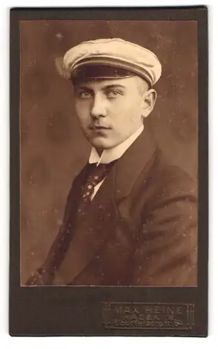 Fotografie Max Heine, Hagen i. W., Student im Anzug mit Krawatte und Schirmmütze