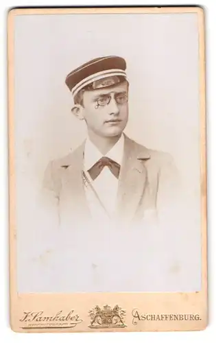 Fotografie J. SAmhaber, Aschaffenburg, Student im Anzug mit Zwickerbrille und Couleur