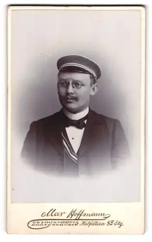 Fotografie Max Hoffmann, Braunschweig, Student im Anzug mit Couleuer und Schirmmütze, Zwickerbrille