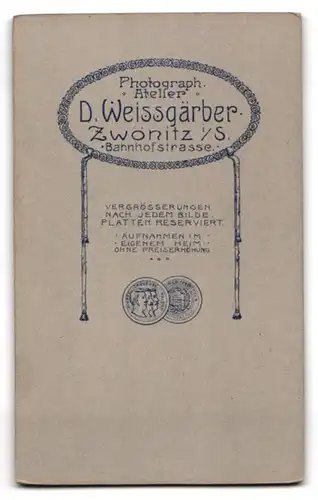 Fotografie D. Weissgärber, Zwönitz i. S., Kleinkind im Kleid stehend neben einem Schaukelpferd auf Rädern