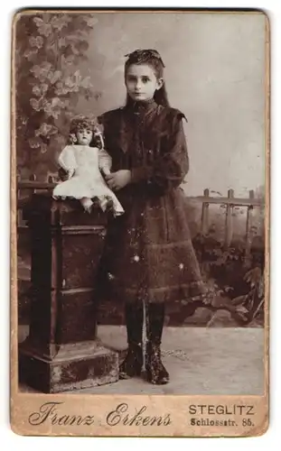 Fotografie Franz Erkens, Steglitz, junges Mädchen mit ihrer Puppe auf einem Podest