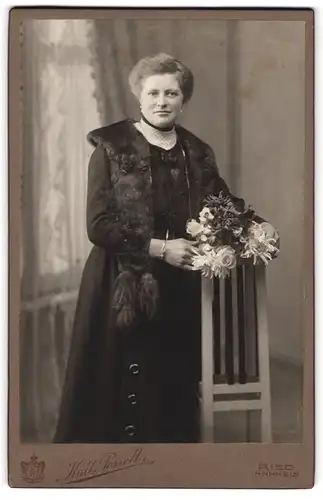 Fotografie Karl Posselt, Ried / Innkreis, Dame im schwarzen Kleid mit Pelzstola