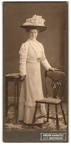 Fotografie Atelier Haarstick, Badenweiler, Frau Emmy im weissen Kleid mit breitem geschmückten Hut, 1909