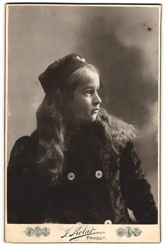 Fotografie J. Kolar, Prag, junges tschechisches Mädchen im Wintermantel mit Mütze und langen offenen Haaren