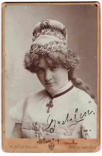 Fotografie R. Krziwanek, Wien, Portrait Dore Wolf als Gretchen in Faust 1894, Rückseite mit Autograph und Widmung
