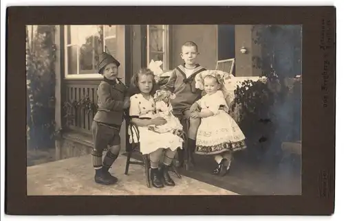 Fotografie von Freyberg, Berlin-Friedenau, vier Kinder in Tracht Spreewald und Bayern mit Puppe im Arm